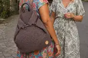Frau trägt Lederrucksack Modell Petra M Art. 25044, Unikat, hergestellt auf La Palma, Kanarische Inseln, Spanien, Europa