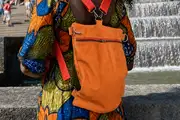 Frau trägt Lederrucksack Modell Petra S Art. 25058, Unikat, hergestellt auf La Palma, Kanarische Inseln, Spanien, Europa