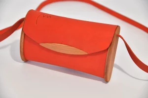 Jenny XS aus geschliffenem PullUp-Wasserbüffel-Blankleder in orange mit Kirschholz aus Deutschland