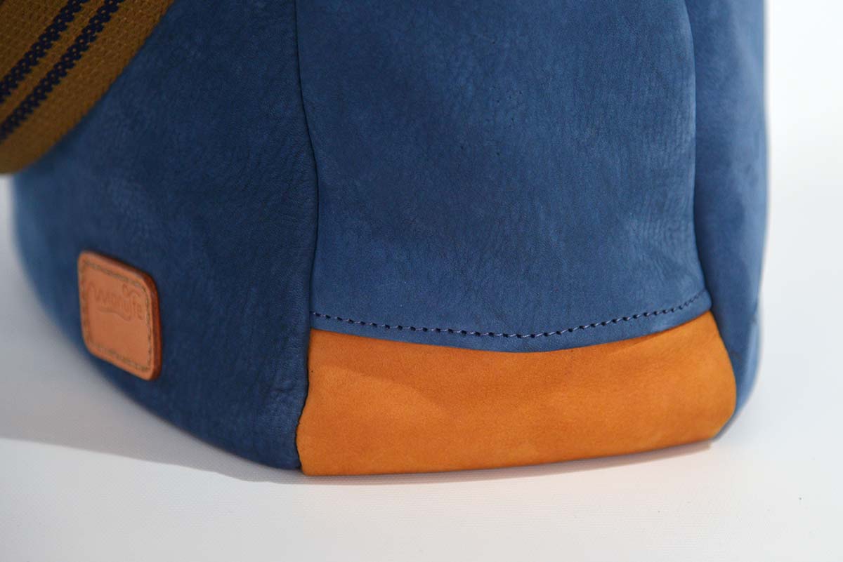 Lena M aus geschliffenem Nubuk-Rindsleder in blau und cognac