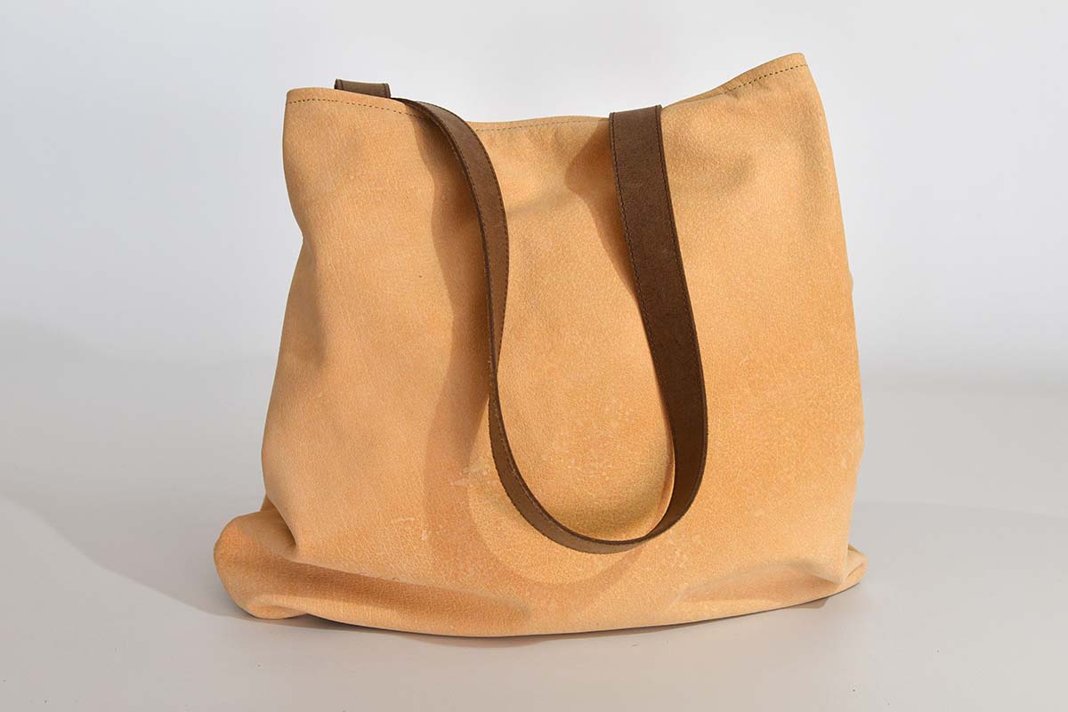Sarah M aus geschliffenem Nubuk-Wasserbüffelleder in beige und Schultergurten aus Dickelder