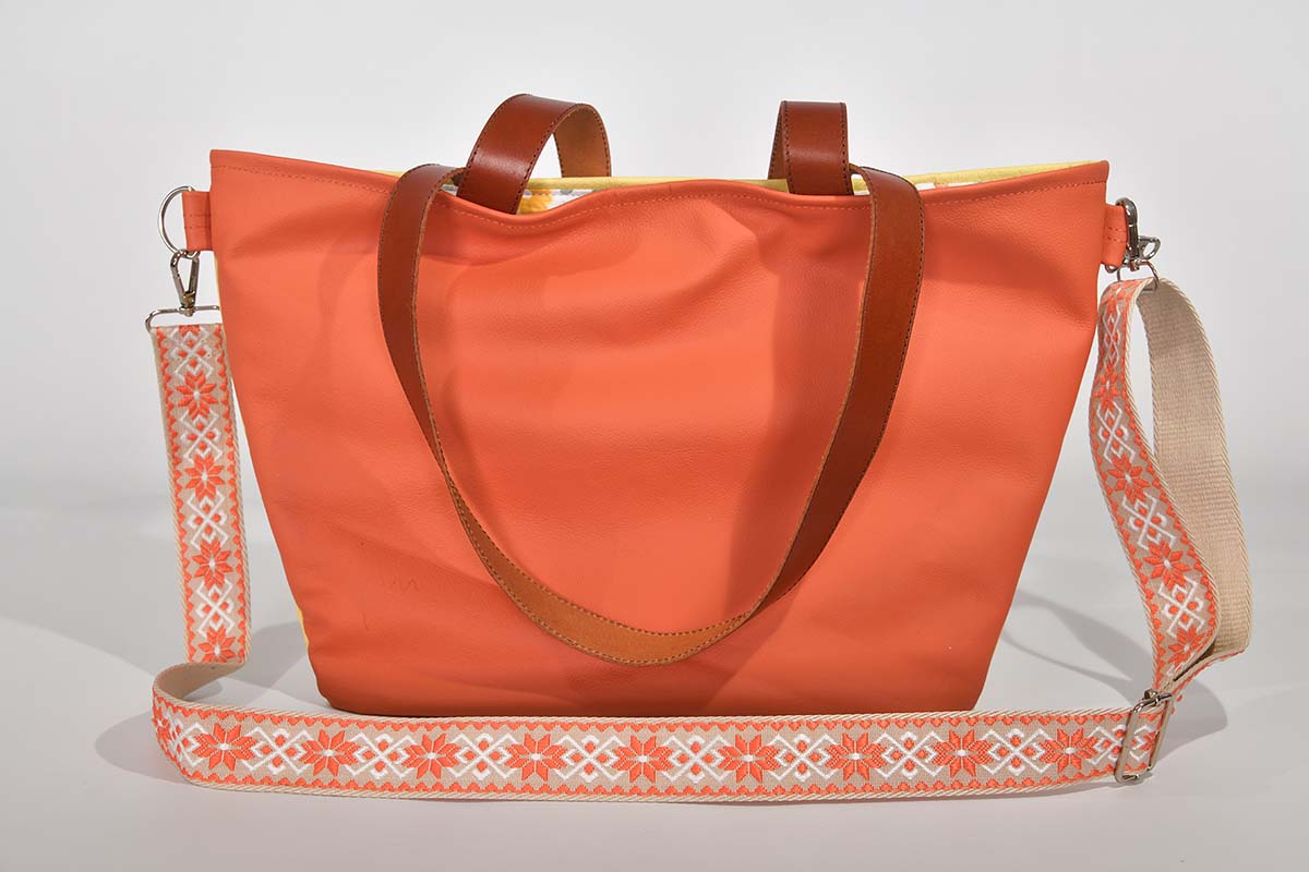 Sarah S aus Nappa-Wasserbüffelleder in pastelorange und pastellgelb und Schultergurten aus Dickelder