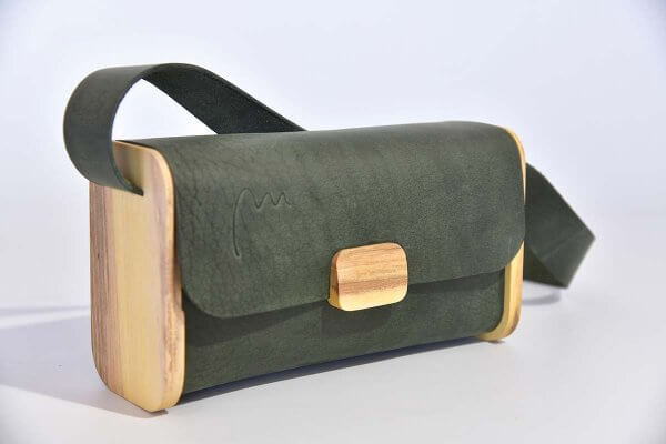 Bolso de cuero modelo Timo S madera naranjo, cuero grueso de búfalo de agua verde abeto