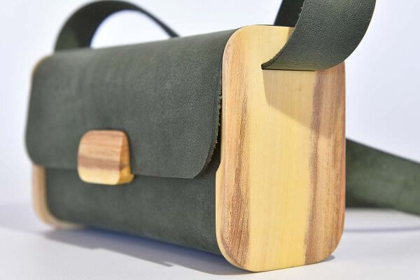 Bolso de cuero modelo Timo S madera naranjo, cuero grueso de búfalo de agua verde abeto