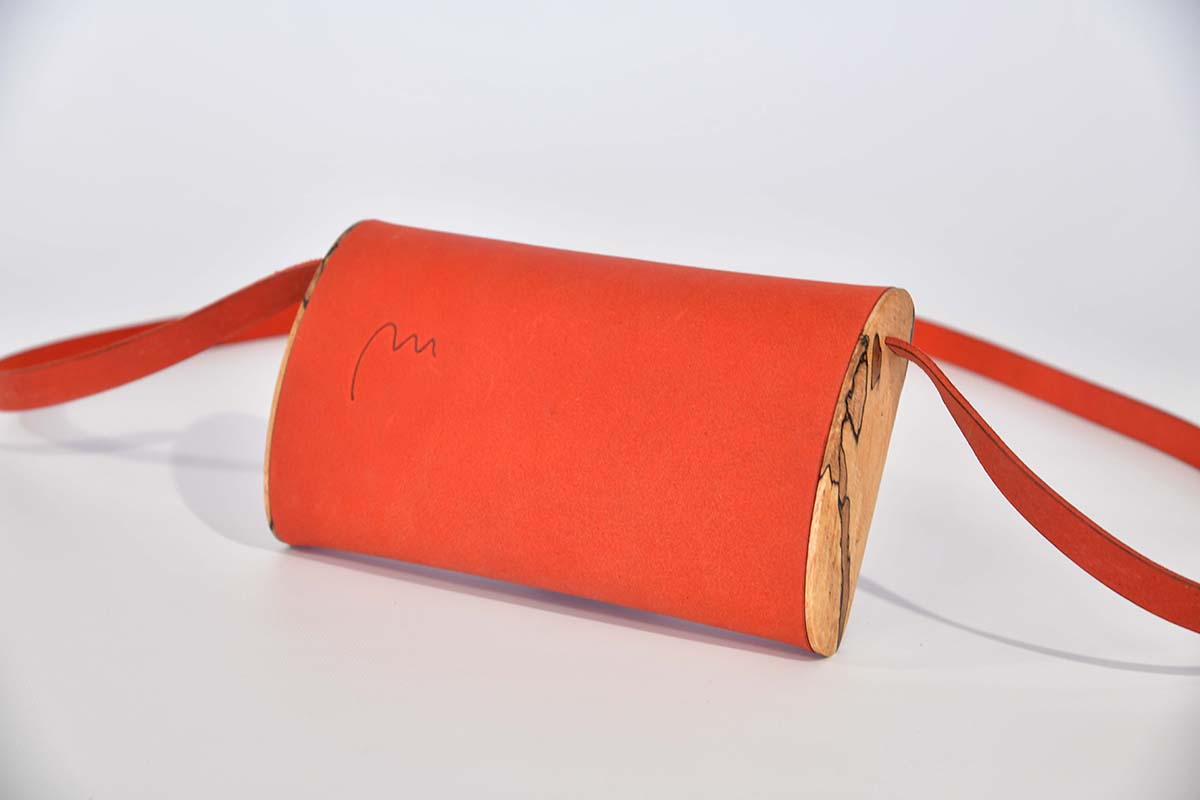 Jenny XS aus geschliffenem PullUp-Wasserbüffel-Blankleder in orange mit gestocktem Buchenholz aus Deutschland