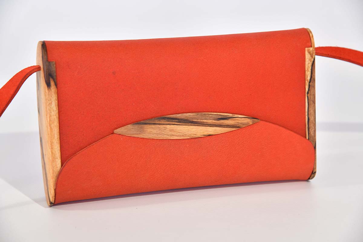 Jenny XS aus geschliffenem PullUp-Wasserbüffel-Blankleder in orange mit gestocktem Buchenholz aus Deutschland