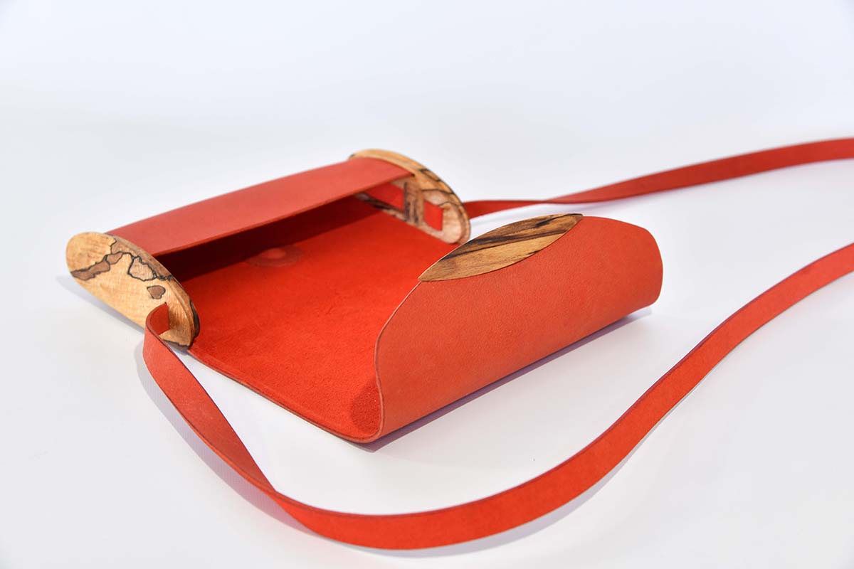 Jenny XS aus geschliffenem PullUp-Wasserbüffel-Blankleder in orange mit gestocktem Buchenholz aus Deutschland