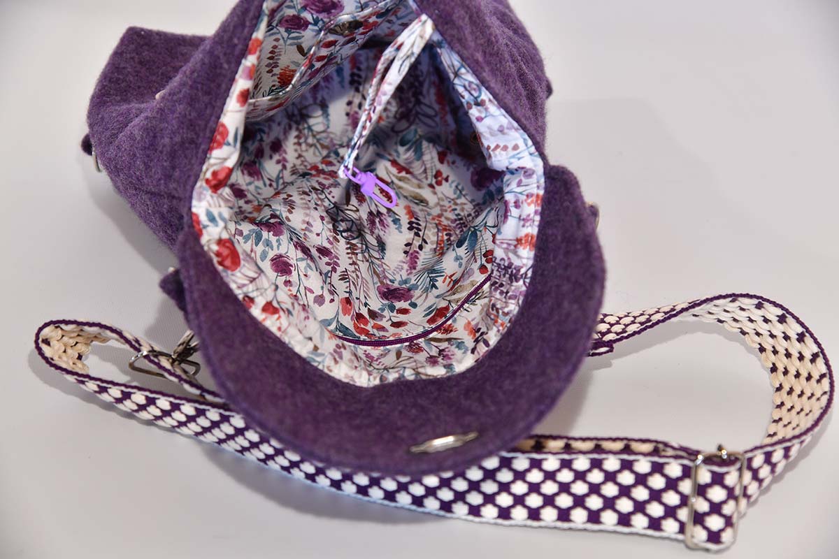 Ainoha M aus Walkloden aus 100% Schafschurwolle in aubergine