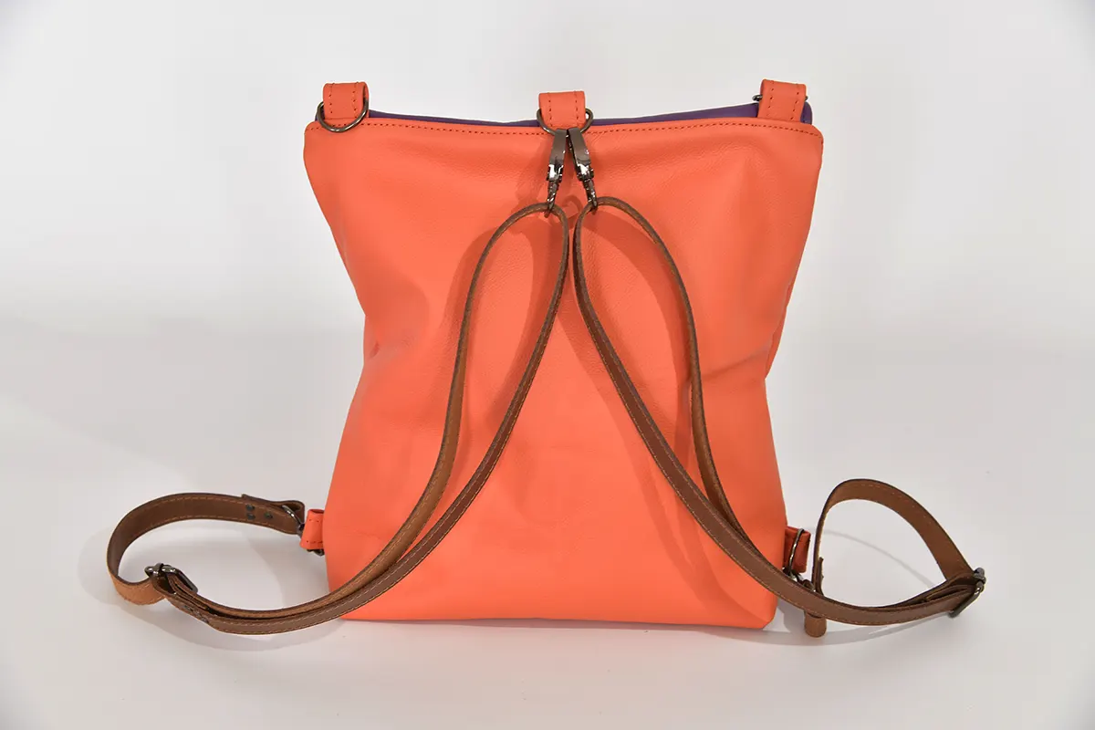 Ainoha M aus pastelorangefarbenem Nappa Wasserbüffelleder und violettem Anilin-Rindsnappaleder