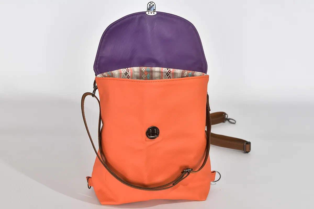Ainoha M aus pastelorangefarbenem Nappa Wasserbüffelleder und violettem Anilin-Rindsnappaleder