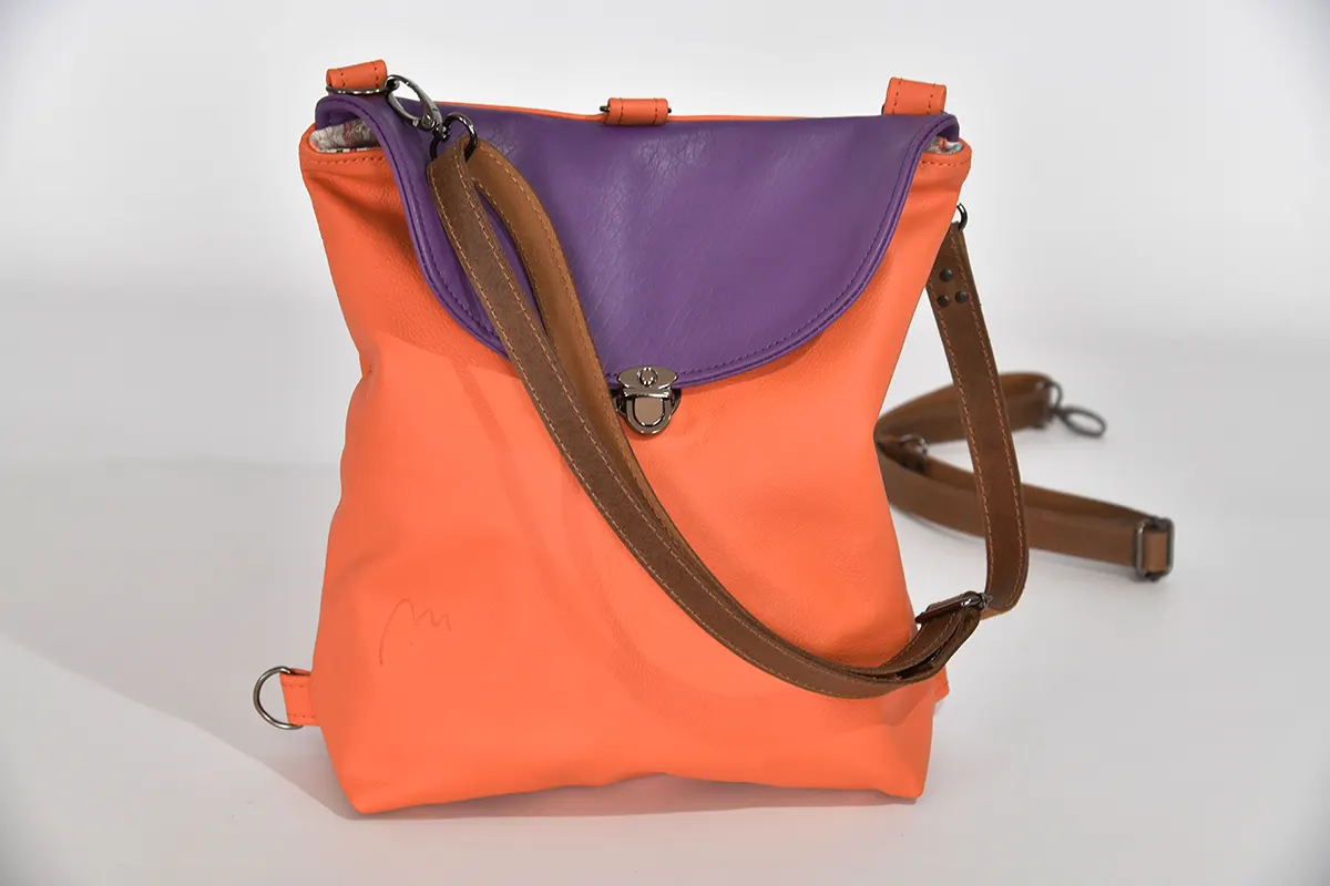 Ainoha M aus pastelorangefarbenem Nappa Wasserbüffelleder und violettem Anilin-Rindsnappaleder