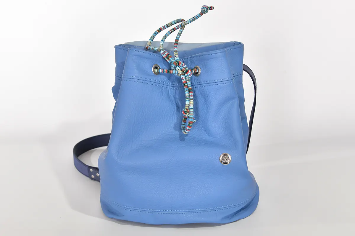Niki M aus hellblauem Anilin-Nappa-Rindsleder und Nappa-Wasserbüffelleder