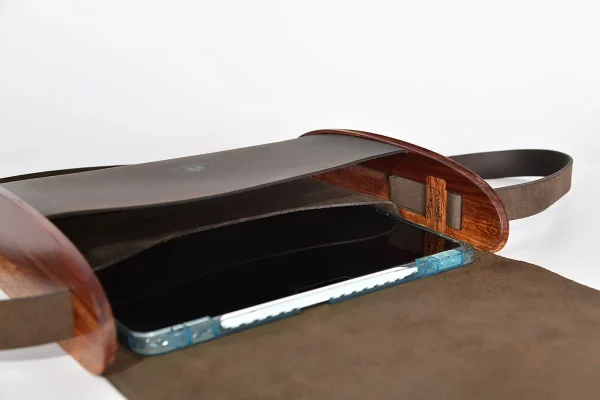 Handgefertigte Holz-Ledertasche schwarzbraun mit Zypressenholz