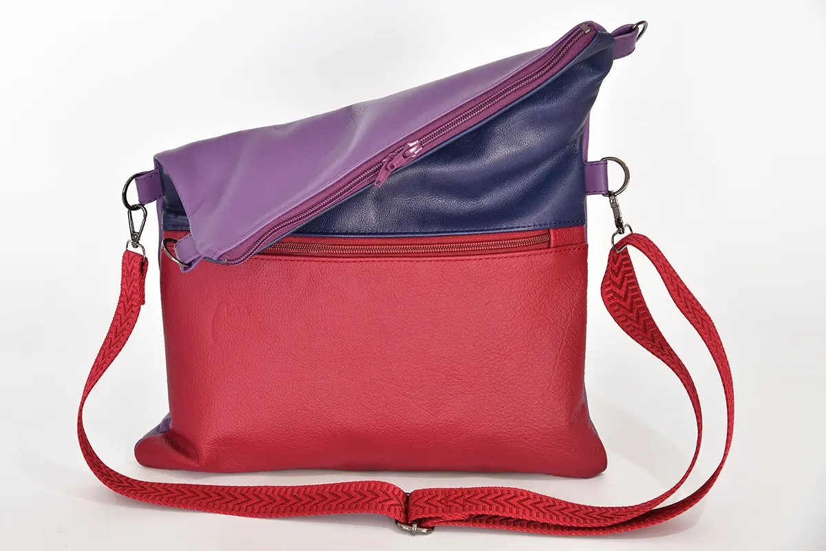 Sam flex M aus weinrotem, leichtem, vollnarbigem Wasserbüffelnappaleder und marineblauem, vollnarbigem, pflanzlich softem Rindsnappaleder sowie violettem Anilin-Rindsnappaleder