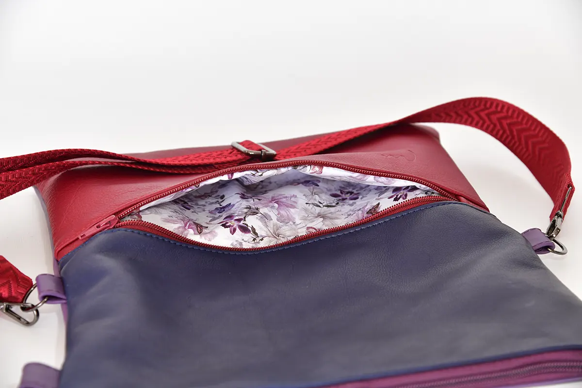 Sam flex M aus weinrotem, leichtem, vollnarbigem Wasserbüffelnappaleder und marineblauem, vollnarbigem, pflanzlich softem Rindsnappaleder sowie violettem Anilin-Rindsnappaleder