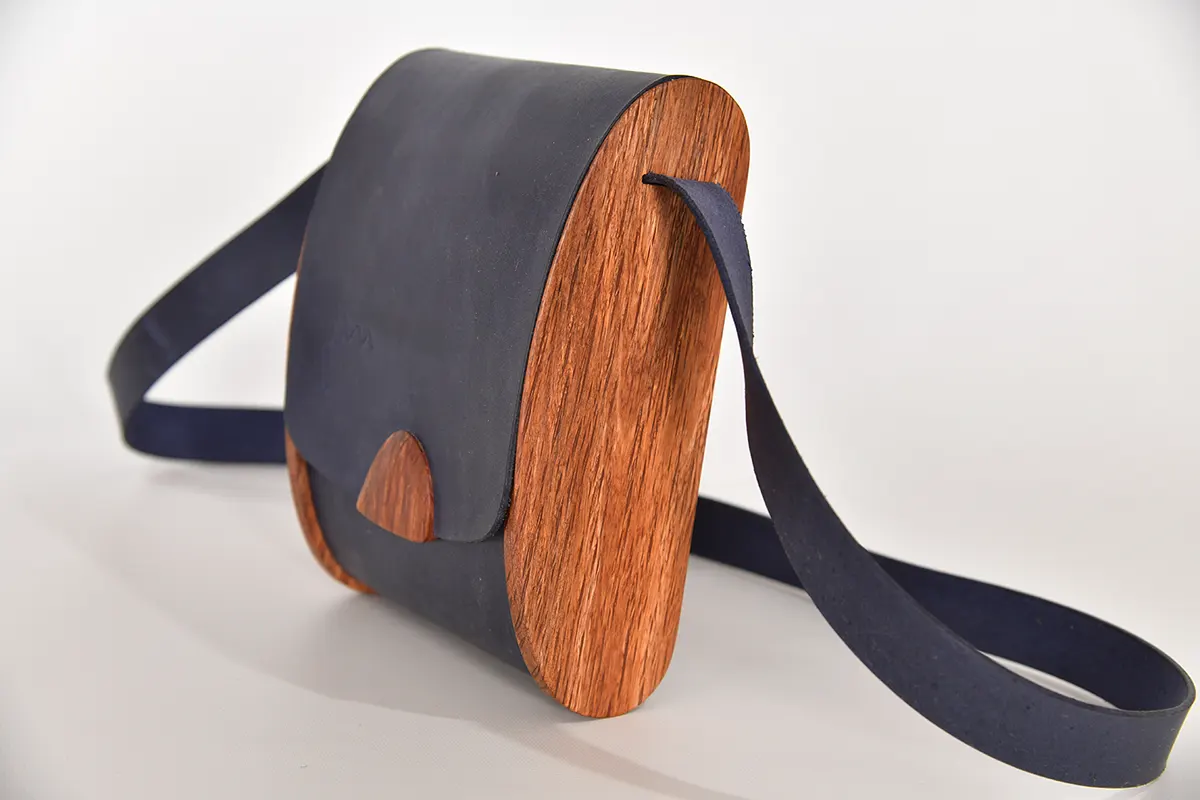 Blago M aus blauem PullUp-Wasserbüffel-Blankleder mit Zypressenholz aus La Palma