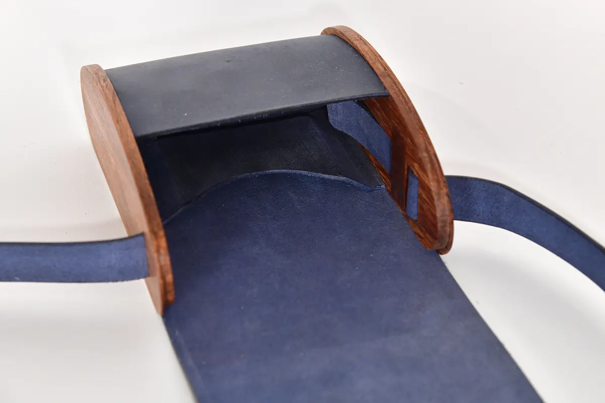 Blago M aus blauem PullUp-Wasserbüffel-Blankleder mit Zypressenholz aus La Palma