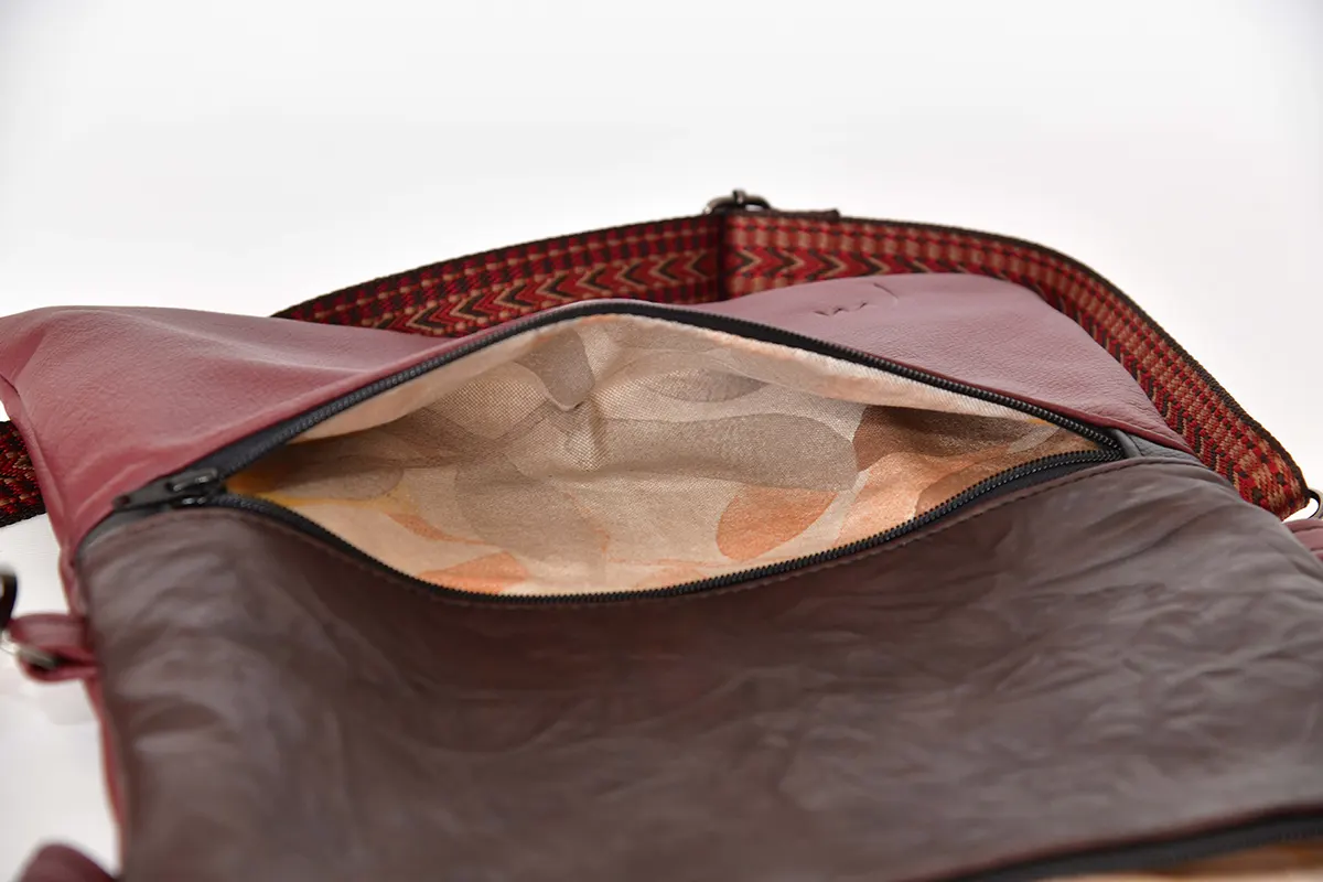 Sam flex M aus Anilin-Nappa-Rindsleder in aubergine und rotbraun