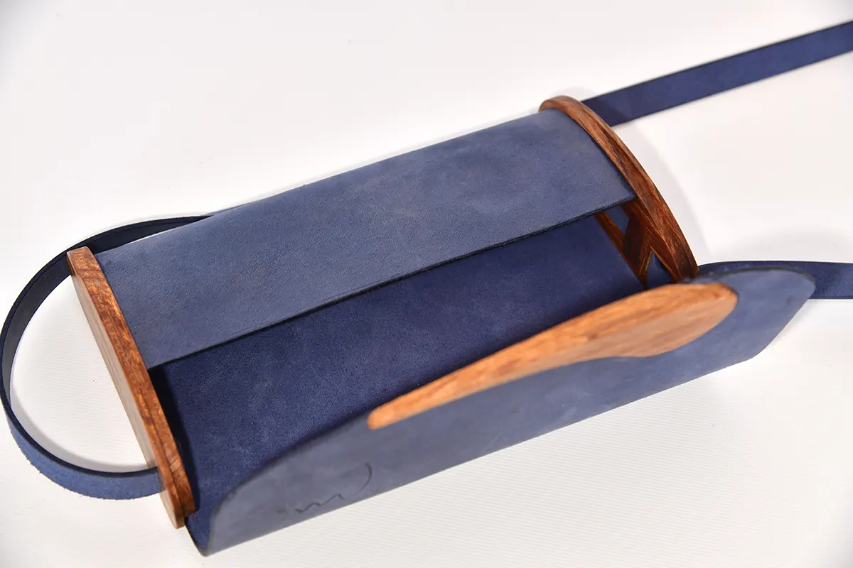 Jenny S aus PullUp-Wasserbüffel-Blankleder in blau mit Zypressenholz aus La Palma