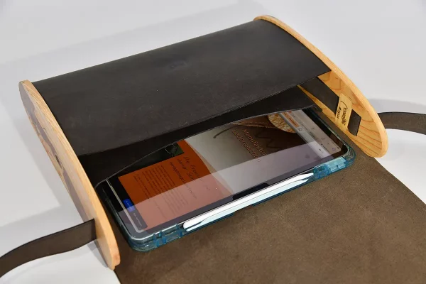 Handgefertigte Holz-Ledertasche schwarzbraun mit Ginster-Einlage auf Eschenholz