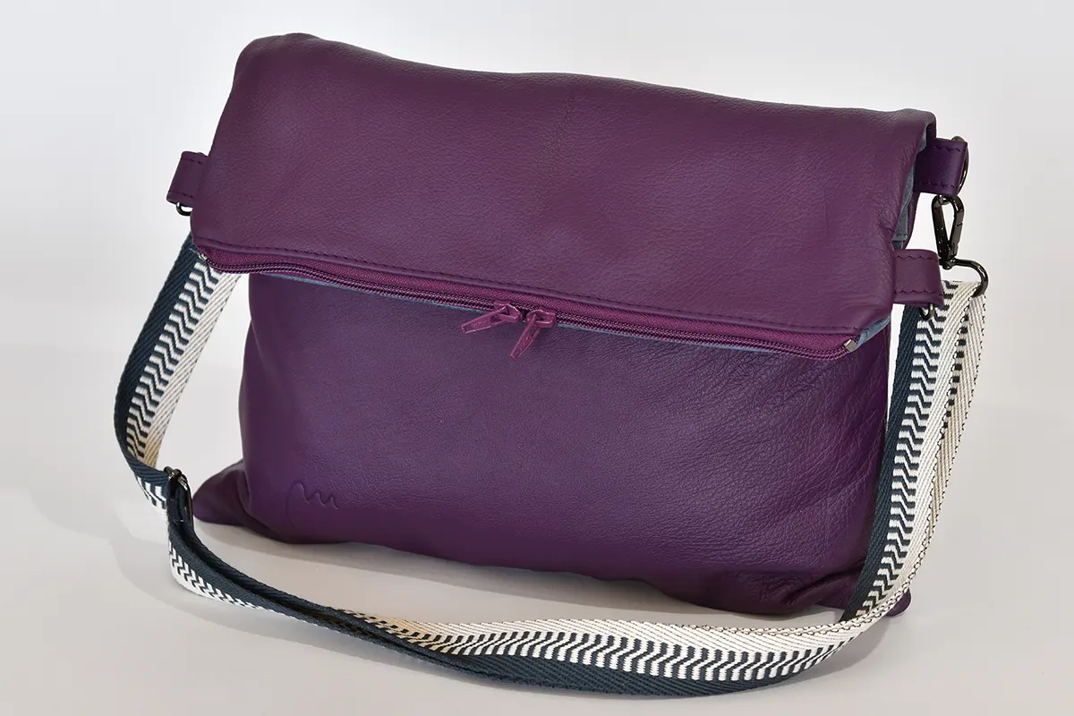 Sam flex M aus violettem Anilin-Nappaleder und saphirfarbenem Nappa-Rindsleder