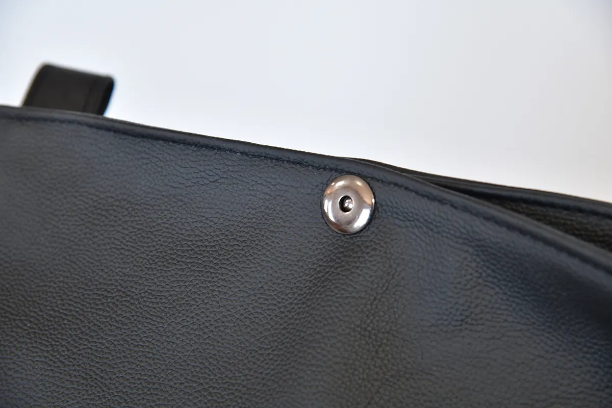 Iris L aus weichem, strapazierfähigem Rindsleder in schwarz