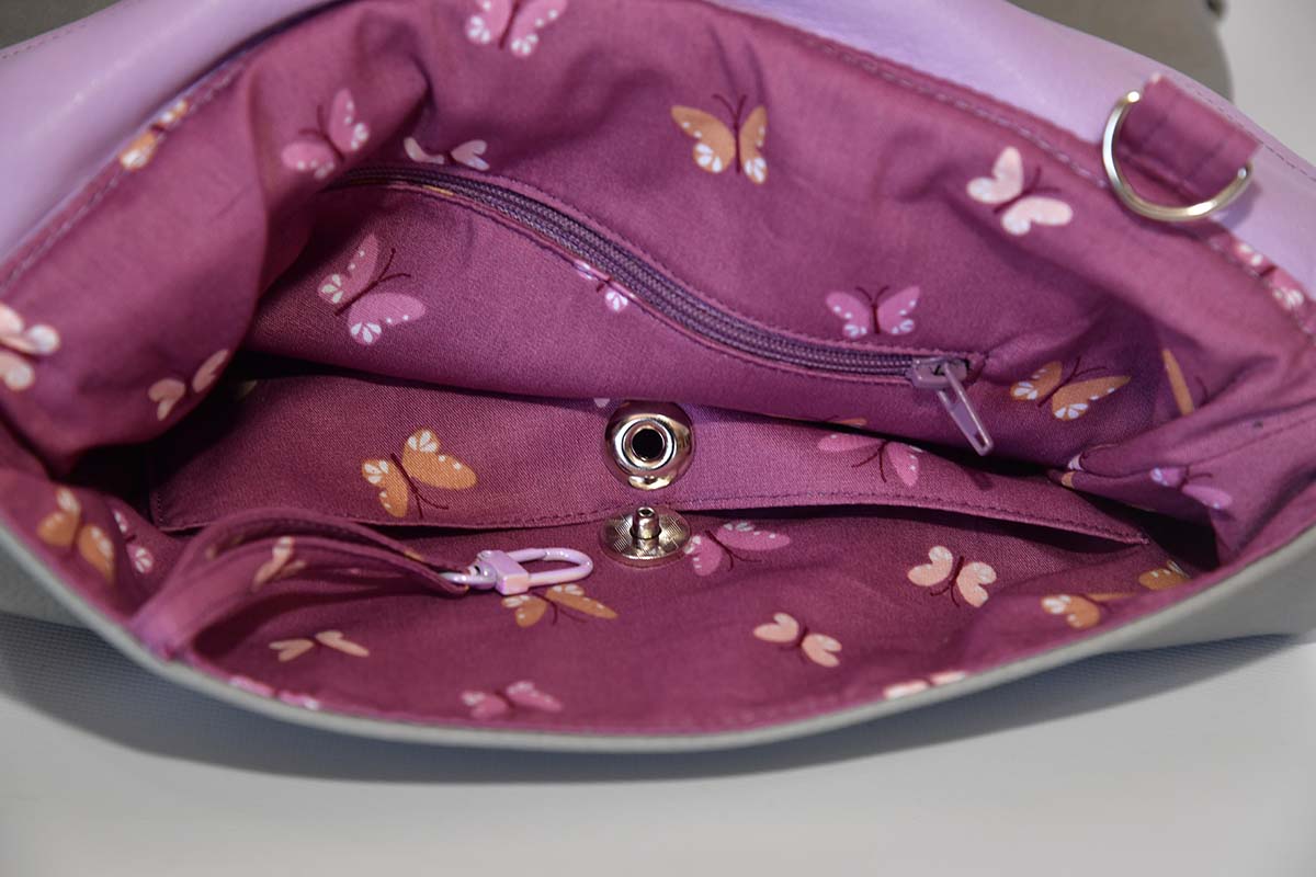 Tabea M aus minttürkis PullUp-Wasserbüffel-Blankleder mit weiß geöltem Eschenholz