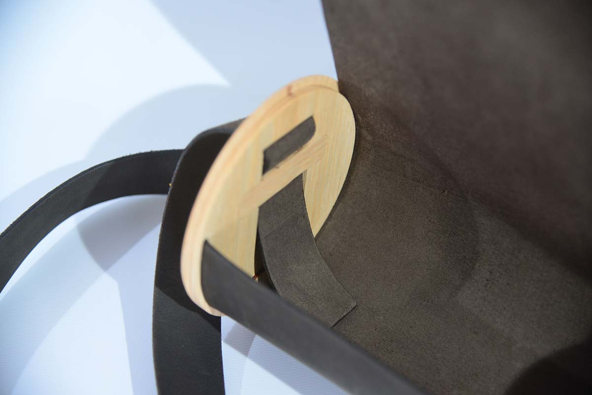Bernardina M aus geschliffenem, antikem Wasserbüffel-Blankleder in dunkelbraun mit Eschenholz
