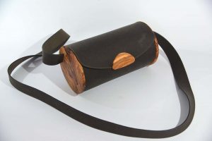 Bernardina M aus geschliffenem, antikem Wasserbüffel-Blankleder in dunkelbraun mit Olivenholz