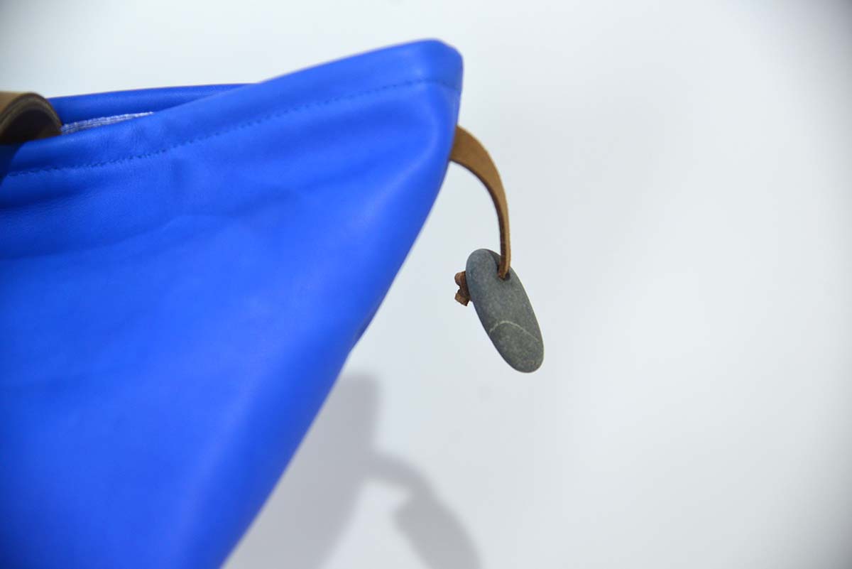 Sarah S aus vollnarbigem, pflanzlich softem Rindsleder in sehr blau und Henkeln aus geschliffenem PullUp-Wasserbüffel-Blankleder in graubraun