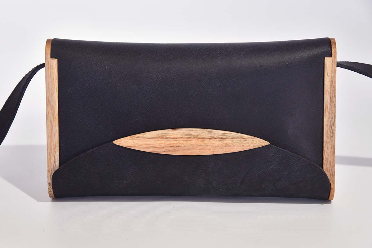 Jenny XS aus blauschwarzem Wasserbüffeldickleder mit Holz aus rotem Eukalyptus von La Palma