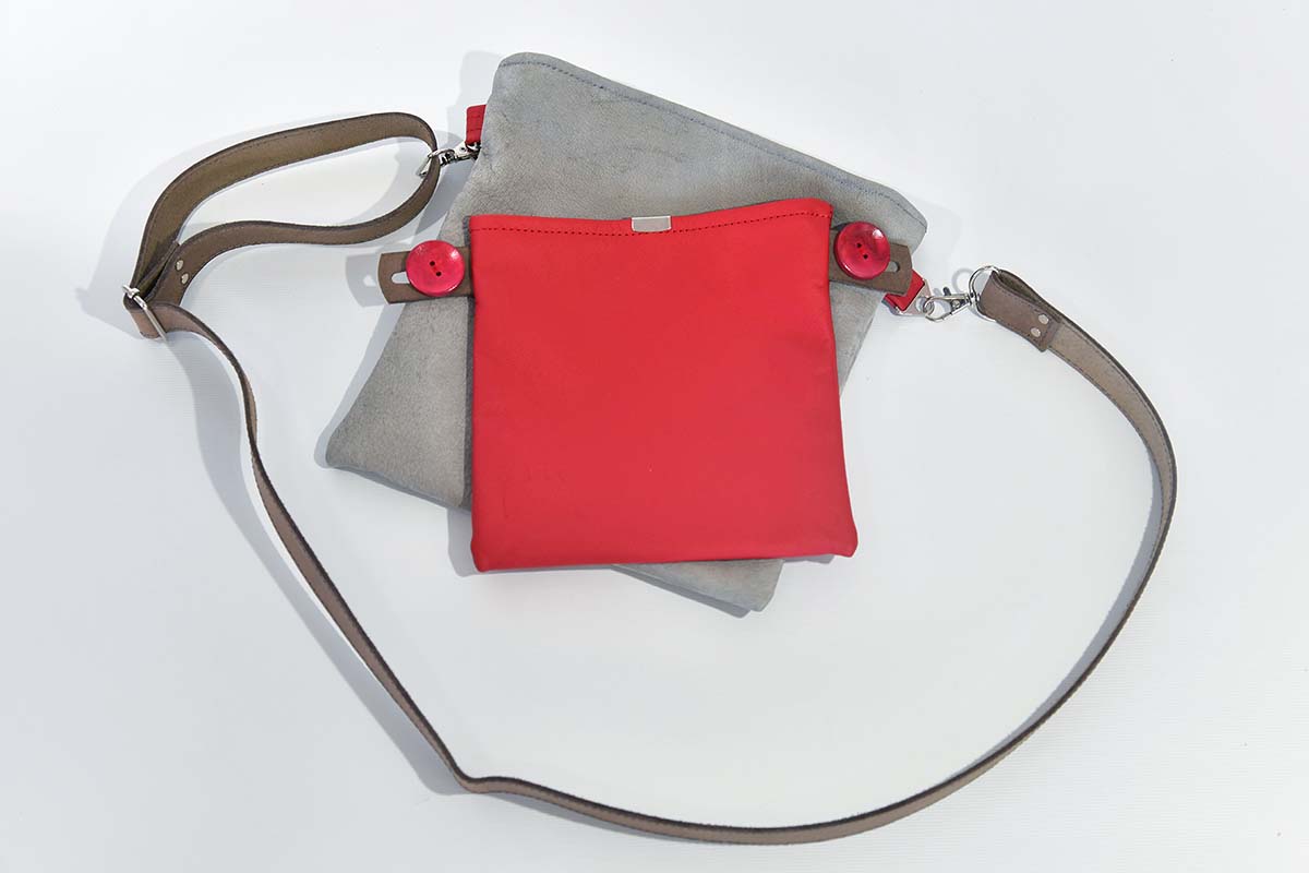 Ben dia M aus geschliffenem Nubuck-Wasserbüffelleder und Nappa-Wasserbüffelleder in hellgrau und rot