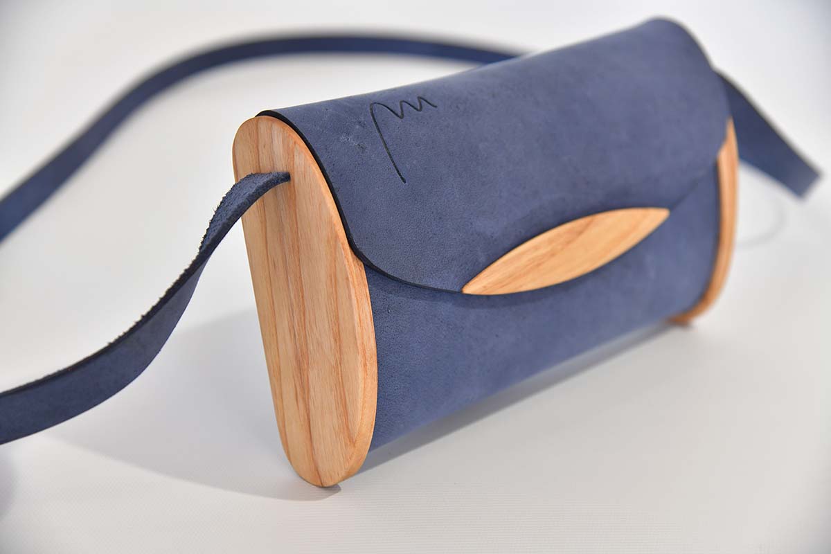 Jenny XS aus blauem PullUp-Wasserbüffel-Blankleder mit Eschenholz