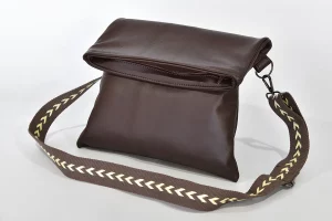 Sam zip M aus dunkelbraunem Nappa-Wasserbüffelleder