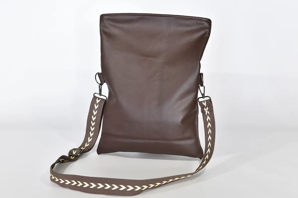 Sam zip M aus dunkelbraunem Nappa-Wasserbüffelleder