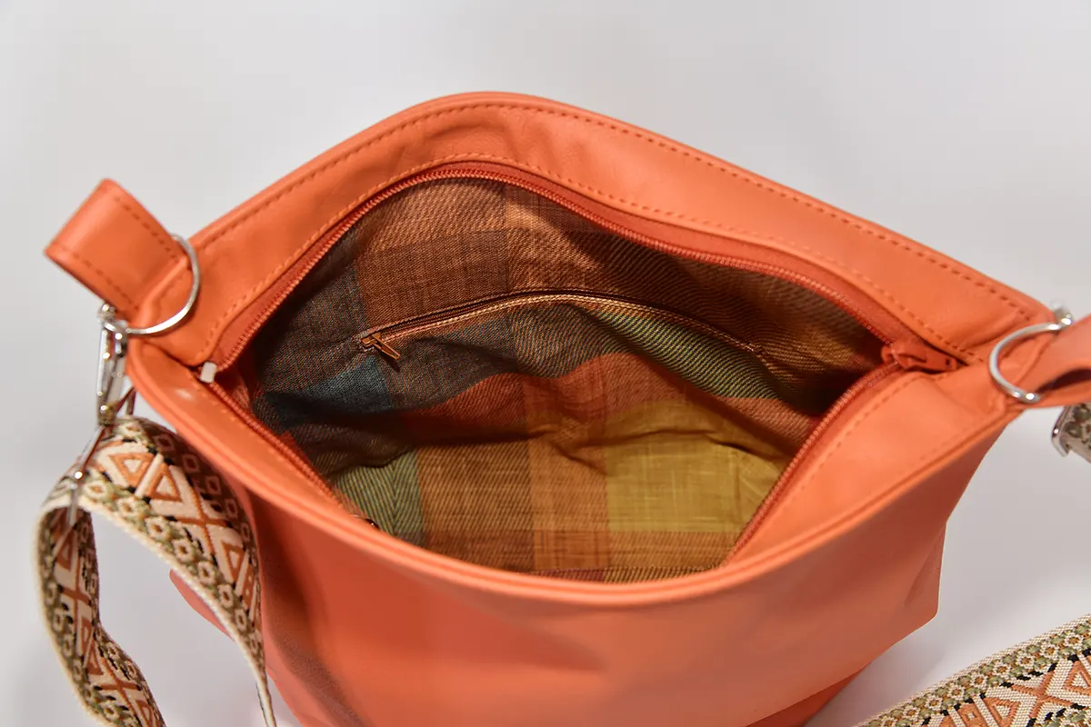 Iris Zip L aus Nappa-Wasserbüffelleder in pastelorange