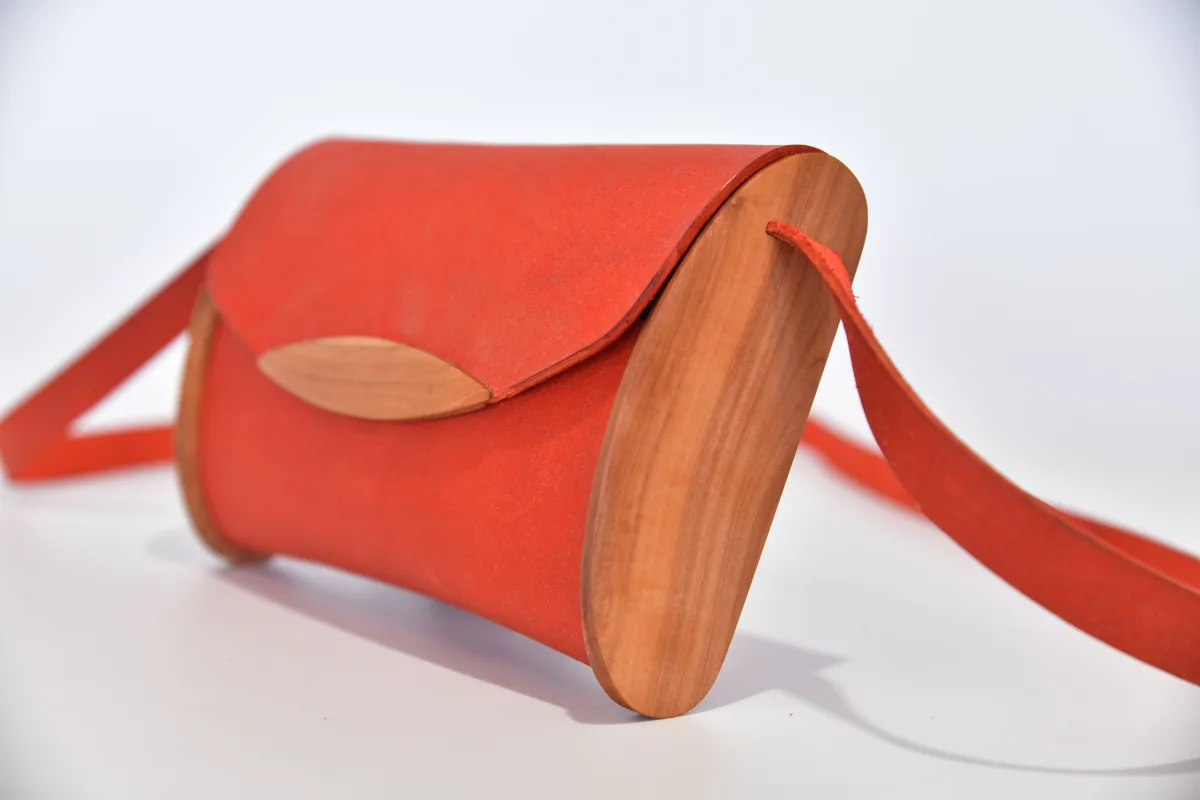Jenny XS aus orangefarbenem PullUp-Wasserbüffel-Blankleder mit Kirschholz aus Deutschland