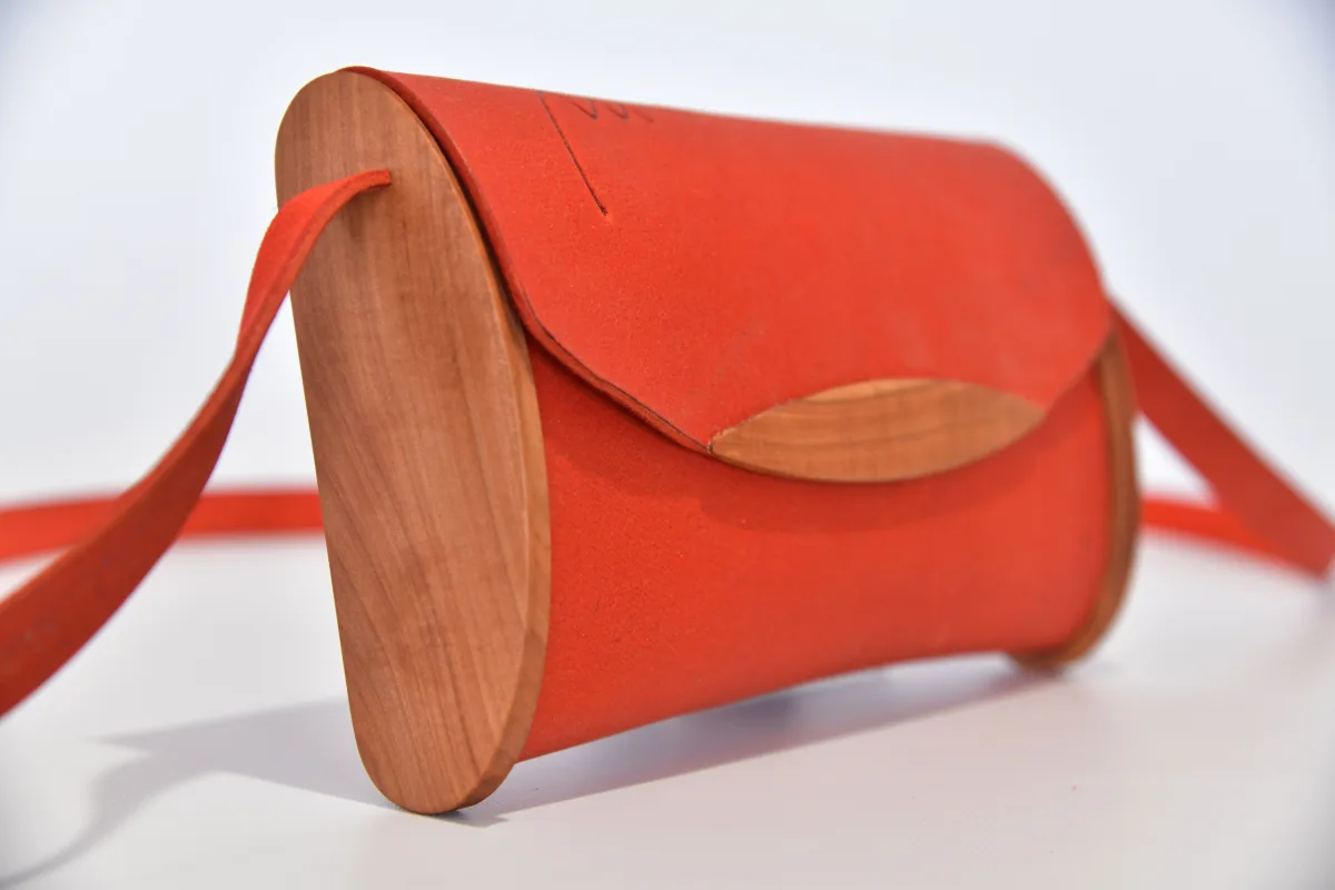 Jenny XS aus orangefarbenem PullUp-Wasserbüffel-Blankleder mit Kirschholz aus Deutschland