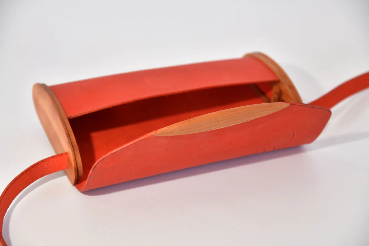 Jenny XS aus orangefarbenem PullUp-Wasserbüffel-Blankleder mit Kirschholz aus Deutschland
