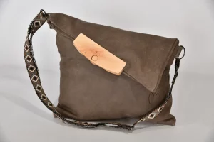 Handgefertigte ledertasche schlammbraun weissbuchenholz 25092 Sam dia1 01