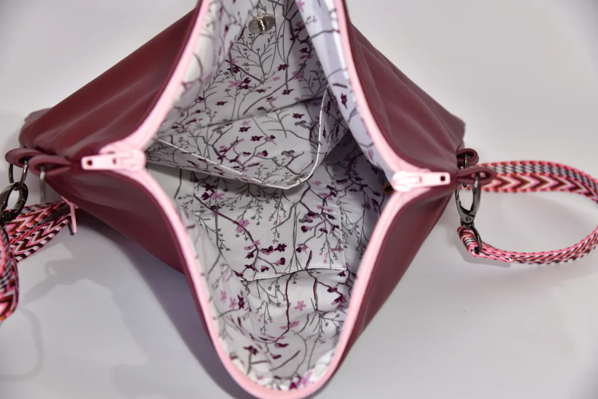 Sam flex M aus semianilin gefärbtem Nappa-Rindsleder in aubergine