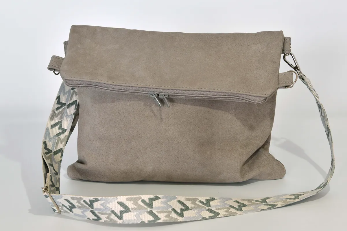 Sam flex M aus geschliffenem Nubuk-Wasserbüffelleder in babyelefantengrau