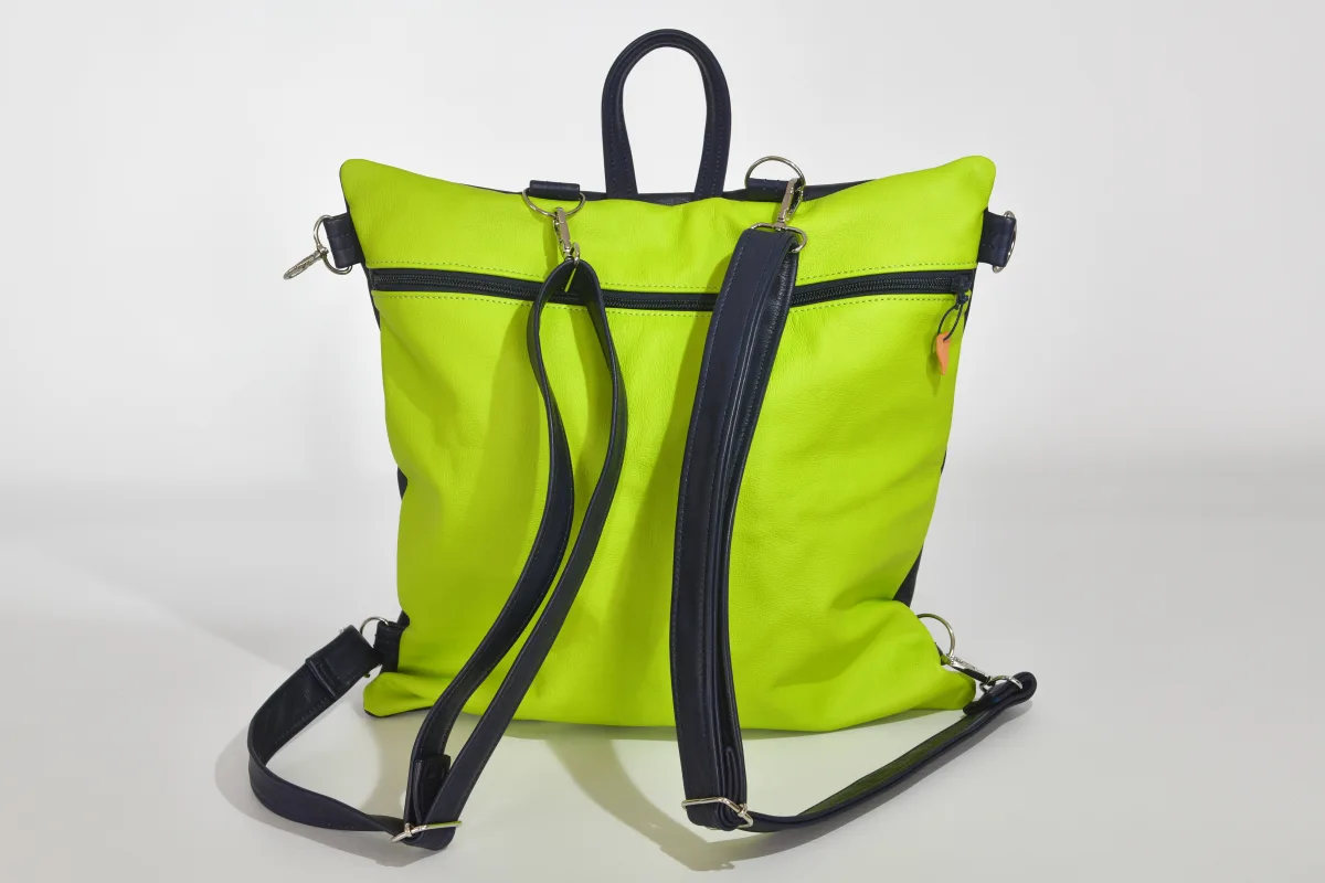 Petra M aus Nappa-Wasserbüffelleder in neongrün und pflanzlich softem Rindsleder in marineblau