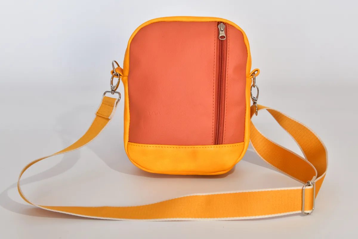 Adrian flex M aus vollnarbigem, pflanzlich softem Rindsleder in gelb und Nappa-Wasserbüffelleder in pastelorange