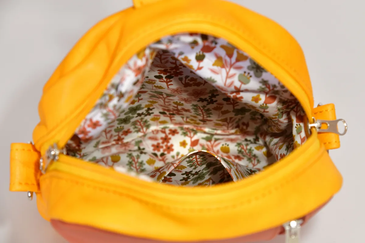 Adrian flex M aus vollnarbigem, pflanzlich softem Rindsleder in gelb und Nappa-Wasserbüffelleder in pastelorange