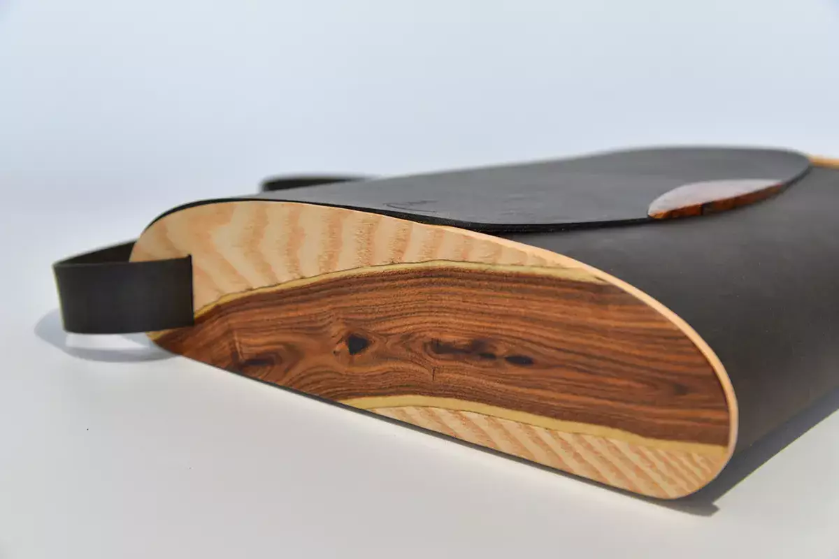 Handgefertigte Holz-Ledertasche schwarzbraun mit Ginster-Einlage auf Eschenholz