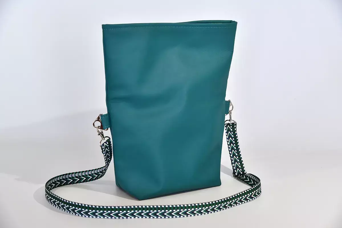 Schultertasche Sam aus Wasserbüffellleder türkis
