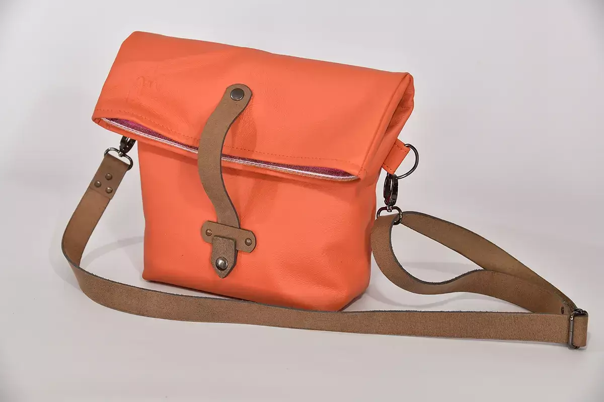 Handgefertigte Ledertasche Sam M pastellorange