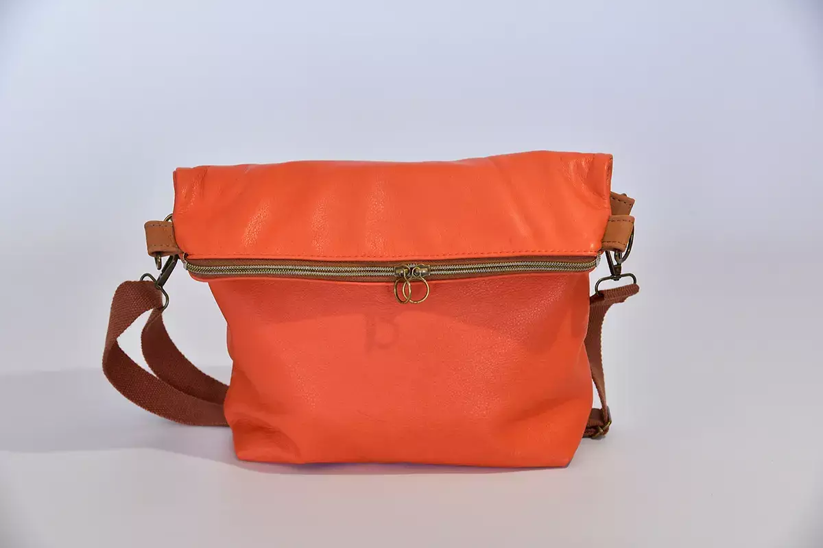 Schultertasche Sam flex Rindsnappaleder lachs