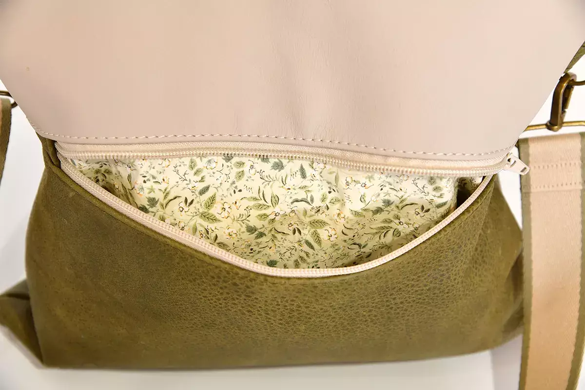 Handgefertigte Ledertasche in olivgruen und grau Sam flex